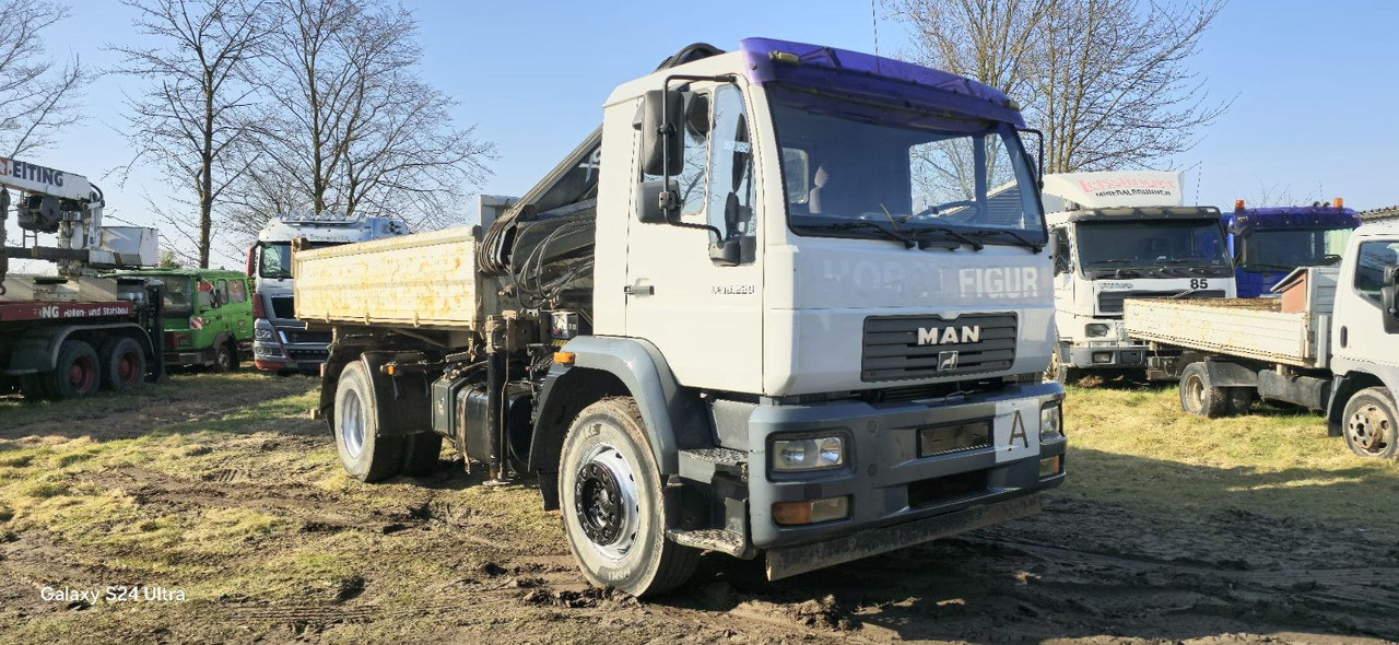 MAN TGM 18.220 4x2 3.S-Kipper mit Kran - Billenőplatós teherautó, Darus autó: 1 kép. MAN TGM 18.220 4x2 3.S-Kipper mit Kran - Billenőplatós teherautó, Darus autó: 1 kép.