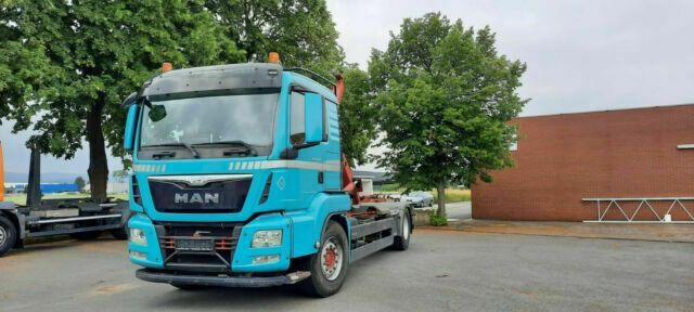 MAN TGS 18.440 Abroller mit Funk +Kran vor - Horgos rakodó teherautó, Darus autó: 1 kép. MAN TGS 18.440 Abroller mit Funk +Kran vor - Horgos rakodó teherautó, Darus autó: 1 kép.