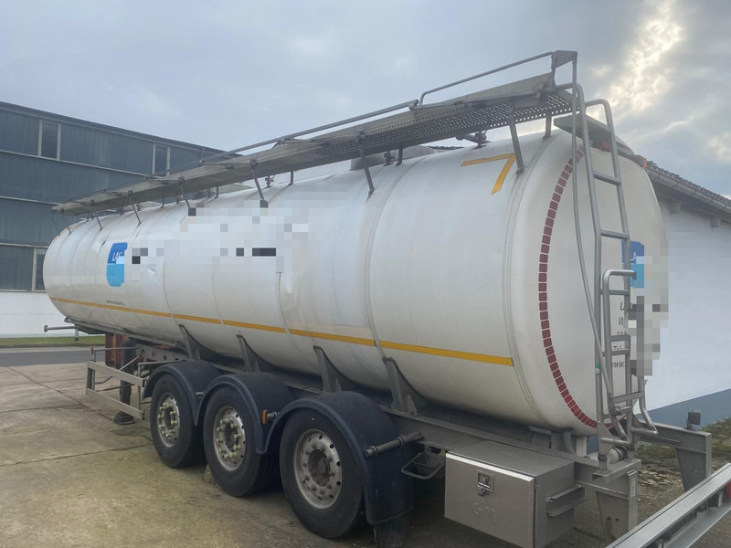 Magyar A1 - Tartályos félpótkocsi: 3 kép. Magyar A1 - Tartályos félpótkocsi: 3 kép.