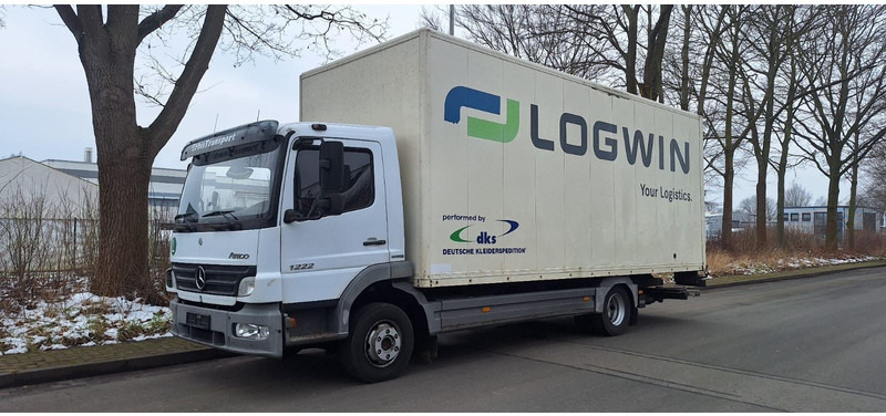 Mercedes-Benz 1222 Atego Koffer mit LBW Klima - Dobozos felépítményű teherautó: 1 kép. Mercedes-Benz 1222 Atego Koffer mit LBW Klima - Dobozos felépítményű teherautó: 1 kép.