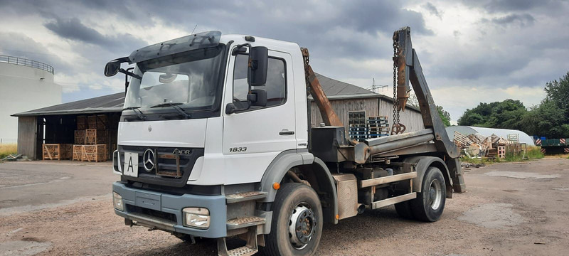 Mercedes-Benz 1833 Absetzkipper - Konténerszállító: 1 kép. Mercedes-Benz 1833 Absetzkipper - Konténerszállító: 1 kép.