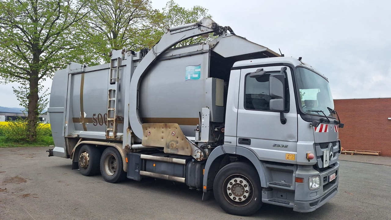 Mercedes-Benz 2532 Actros Überkopflader - Szemetesautó: 3 kép. Mercedes-Benz 2532 Actros Überkopflader - Szemetesautó: 3 kép.