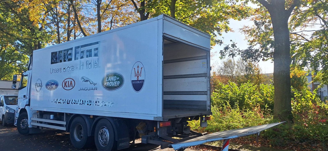 Mercedes-Benz 2540 Koffer mit LBW - Dobozos felépítményű teherautó: 4 kép. Mercedes-Benz 2540 Koffer mit LBW - Dobozos felépítményű teherautó: 4 kép.