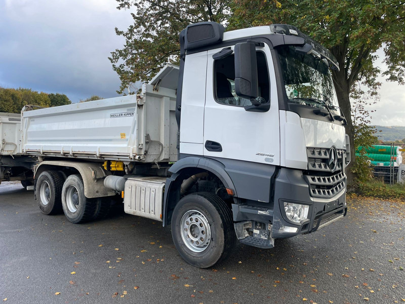 Mercedes-Benz 2648 3348 - Billenőplatós teherautó: 4 kép. Mercedes-Benz 2648 3348 - Billenőplatós teherautó: 4 kép.