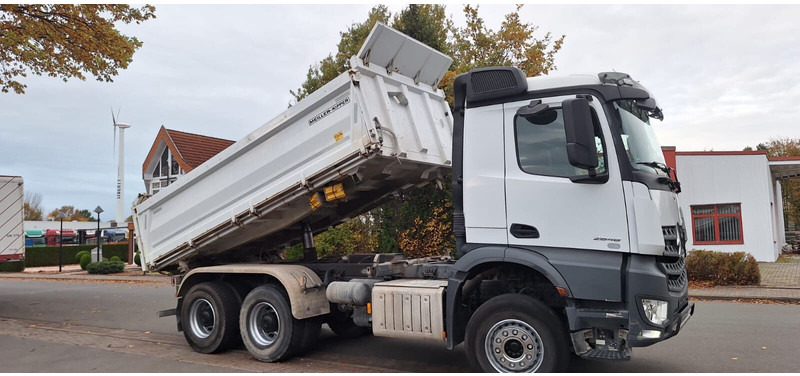 Mercedes-Benz 2648 3348 - Billenőplatós teherautó: 2 kép. Mercedes-Benz 2648 3348 - Billenőplatós teherautó: 2 kép.