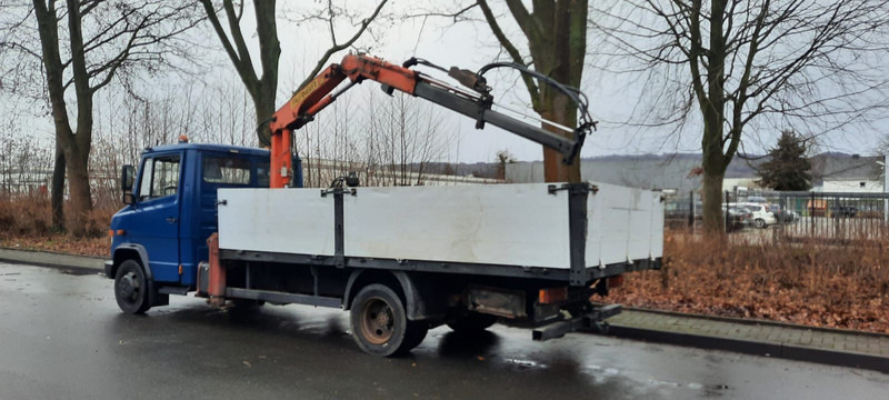Mercedes-Benz 814 Pritsche mit Kran+Greifer - Platós teherautó, Darus autó: 2 kép. Mercedes-Benz 814 Pritsche mit Kran+Greifer - Platós teherautó, Darus autó: 2 kép.