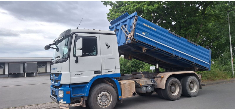 Mercedes-Benz Actros 2646 - Billenőplatós teherautó: 2 kép. Mercedes-Benz Actros 2646 - Billenőplatós teherautó: 2 kép.
