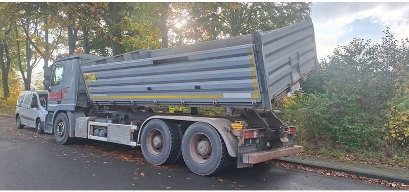 Mercedes-Benz Actros 2651 - Billenőplatós teherautó: 3 kép. Mercedes-Benz Actros 2651 - Billenőplatós teherautó: 3 kép.