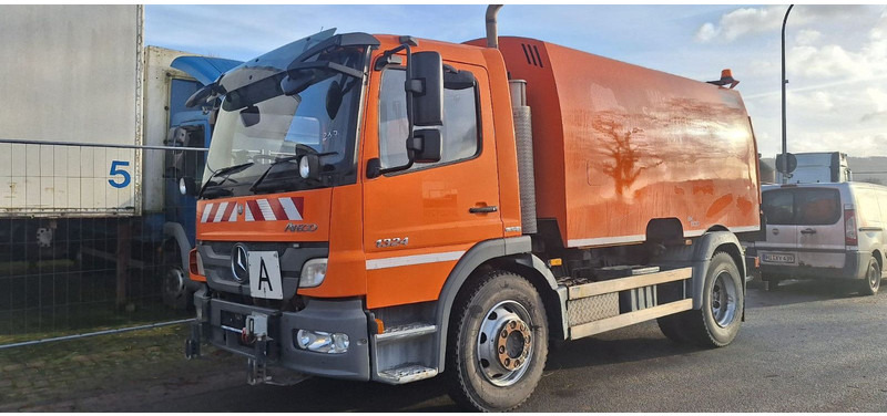 Mercedes-Benz Atego 1524 2 6-Zyl. 4x2 - Utcaseprő gép: 1 kép. Mercedes-Benz Atego 1524 2 6-Zyl. 4x2 - Utcaseprő gép: 1 kép.