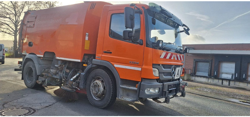 Mercedes-Benz Atego 1524 2 6-Zyl. 4x2 - Utcaseprő gép: 3 kép. Mercedes-Benz Atego 1524 2 6-Zyl. 4x2 - Utcaseprő gép: 3 kép.