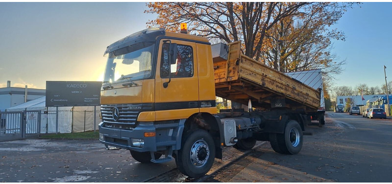 Mercedes-Benz Axor 1840 - Billenőplatós teherautó: 2 kép. Mercedes-Benz Axor 1840 - Billenőplatós teherautó: 2 kép.