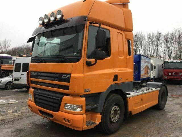 DAF CF85-410 G.Haus 2xBett ZF/Schalter 2-Kreishydr - Nyergesvontató: 1 kép. DAF CF85-410 G.Haus 2xBett ZF/Schalter 2-Kreishydr - Nyergesvontató: 1 kép.