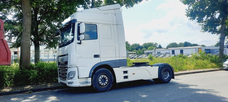 DAF XF106-460PS 1-Hand - Nyergesvontató: 2 kép. DAF XF106-460PS 1-Hand - Nyergesvontató: 2 kép.
