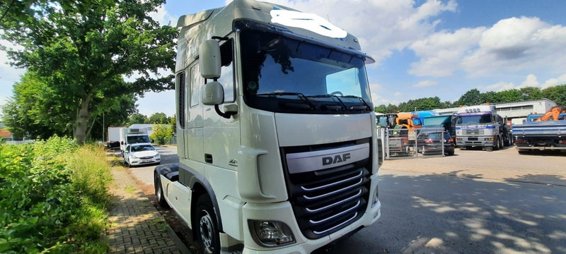 DAF XF106-460PS 1-Hand - Nyergesvontató: 1 kép. DAF XF106-460PS 1-Hand - Nyergesvontató: 1 kép.
