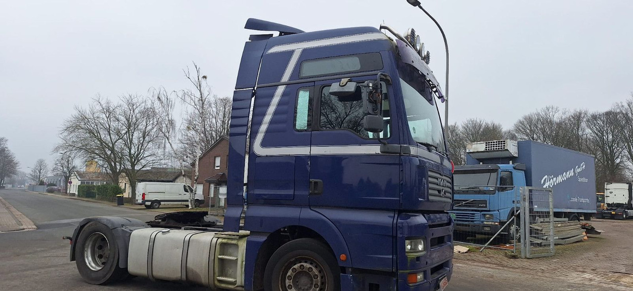 MAN 18.430 TGA G/Haus Hochdach xxl - Nyergesvontató: 3 kép. MAN 18.430 TGA G/Haus Hochdach xxl - Nyergesvontató: 3 kép.
