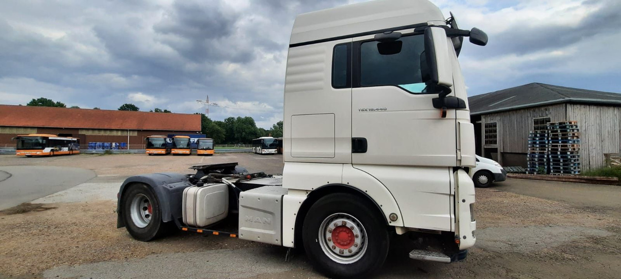 MAN TGX 18.440PS Kipperhyd. 1-Hand - Nyergesvontató: 4 kép. MAN TGX 18.440PS Kipperhyd. 1-Hand - Nyergesvontató: 4 kép.