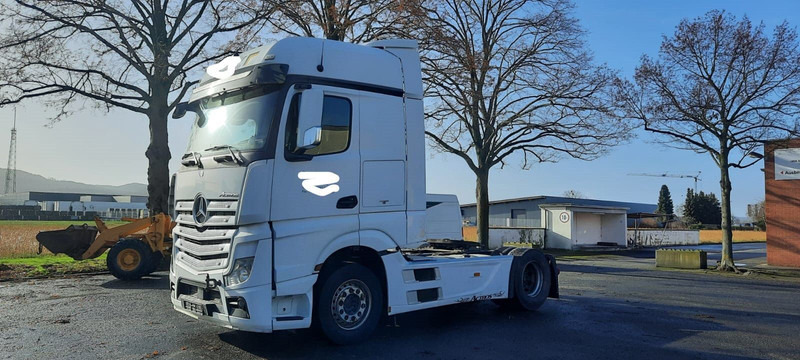 Mercedes-Benz 1845 Actros MP 4 - Nyergesvontató: 3 kép. Mercedes-Benz 1845 Actros MP 4 - Nyergesvontató: 3 kép.