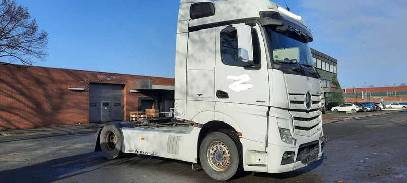 Mercedes-Benz 1845 Actros MP 4 - Nyergesvontató: 1 kép. Mercedes-Benz 1845 Actros MP 4 - Nyergesvontató: 1 kép.