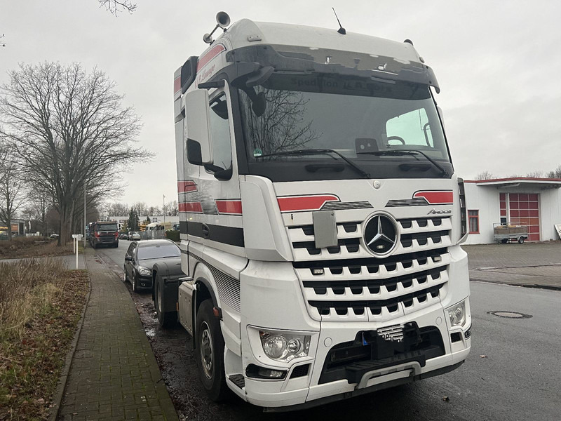 Mercedes-Benz 1845 Arocs 4x4 HD 1-Hand - Nyergesvontató: 3 kép. Mercedes-Benz 1845 Arocs 4x4 HD 1-Hand - Nyergesvontató: 3 kép.