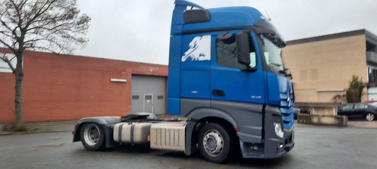 Mercedes-Benz 1845 SZM Actros - Nyergesvontató: 2 kép. Mercedes-Benz 1845 SZM Actros - Nyergesvontató: 2 kép.