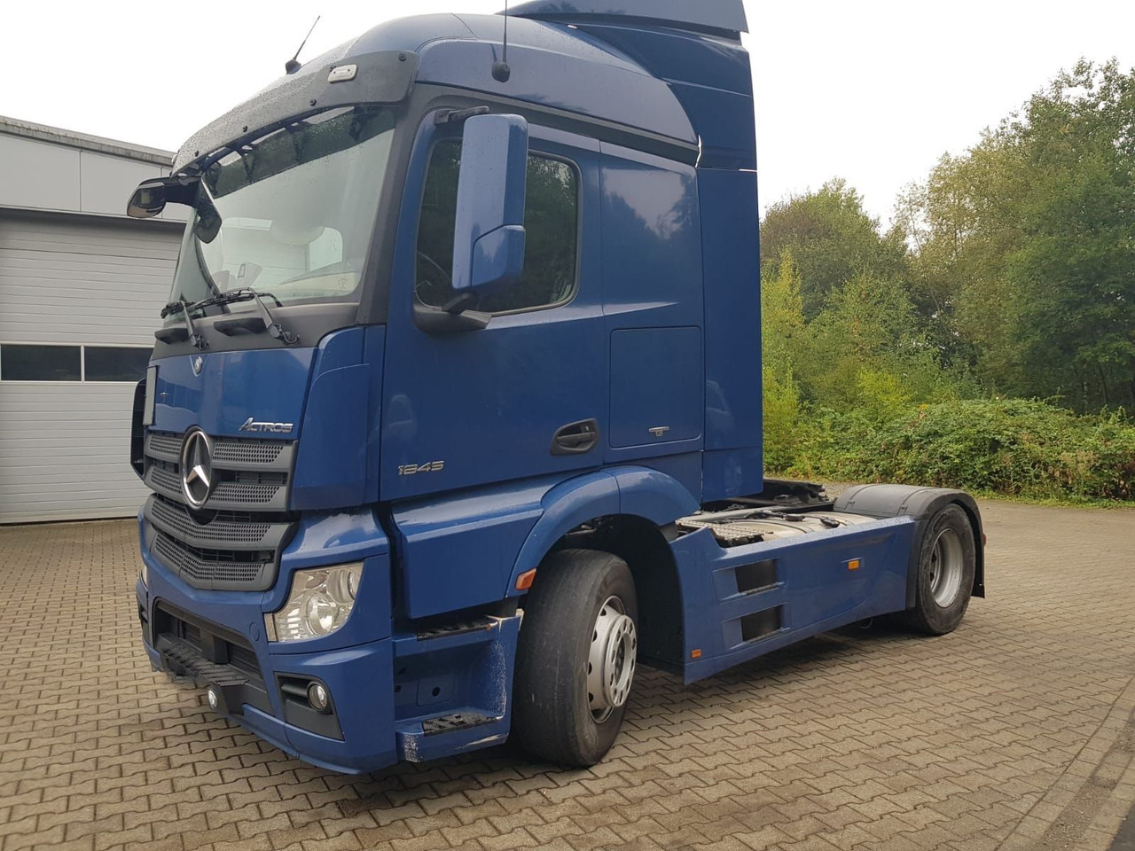 Mercedes-Benz Actros 1845 LS Vollspoiler - Nyergesvontató: 2 kép. Mercedes-Benz Actros 1845 LS Vollspoiler - Nyergesvontató: 2 kép.