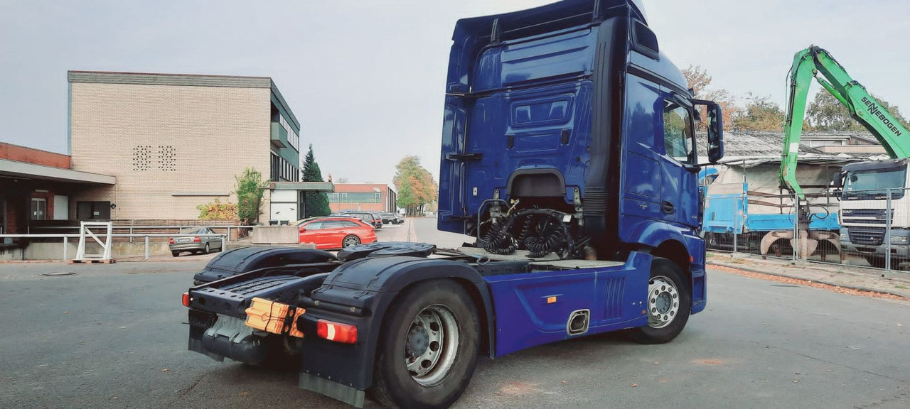 Mercedes-Benz Actros 1845 LS Vollspoiler - Nyergesvontató: 5 kép. Mercedes-Benz Actros 1845 LS Vollspoiler - Nyergesvontató: 5 kép.