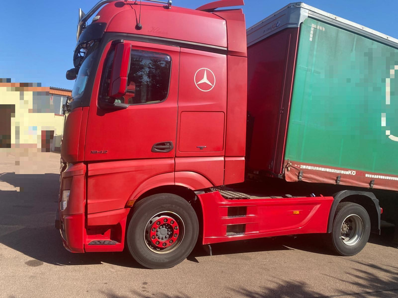 Mercedes-Benz Actros 4 2-Achser 1842 4x2 SZM Big Hause - Nyergesvontató: 3 kép. Mercedes-Benz Actros 4 2-Achser 1842 4x2 SZM Big Hause - Nyergesvontató: 3 kép.