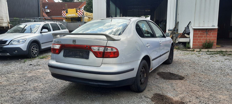 SEAT Toledo Signo 1,8 20V Autom - Szedán: 3 kép. SEAT Toledo Signo 1,8 20V Autom - Szedán: 3 kép.