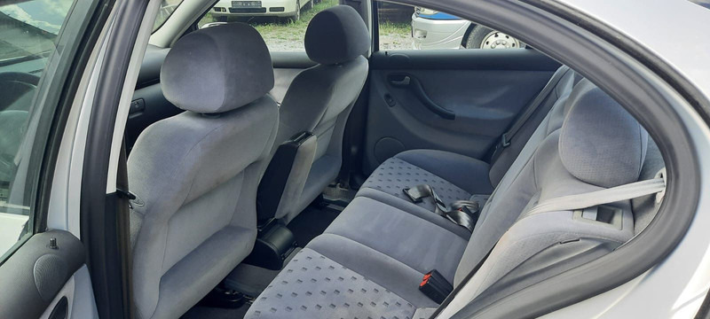 SEAT Toledo Signo 1,8 20V Autom - Autó: 5 kép. SEAT Toledo Signo 1,8 20V Autom - Autó: 5 kép.