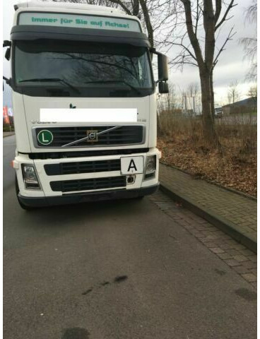 Volvo FH12-420 G.Haus 2xBett Klima Schaltgetriebe Reta - Horgos rakodó teherautó: 3 kép. Volvo FH12-420 G.Haus 2xBett Klima Schaltgetriebe Reta - Horgos rakodó teherautó: 3 kép.