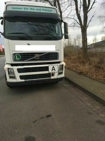 Volvo FH12-420 G.Haus 2xBett Klima Schaltgetriebe Reta - Horgos rakodó teherautó: 3 kép. Volvo FH12-420 G.Haus 2xBett Klima Schaltgetriebe Reta - Horgos rakodó teherautó: 3 kép.