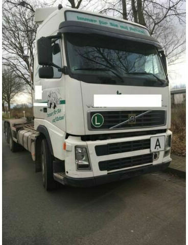 Volvo FH12-420 G.Haus 2xBett Klima Schaltgetriebe Reta - Horgos rakodó teherautó: 2 kép. Volvo FH12-420 G.Haus 2xBett Klima Schaltgetriebe Reta - Horgos rakodó teherautó: 2 kép.