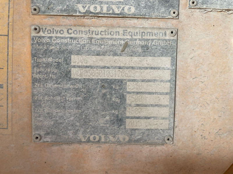 Volvo L30G - Gumikerekes homlokrakodó: 5 kép. Volvo L30G - Gumikerekes homlokrakodó: 5 kép.