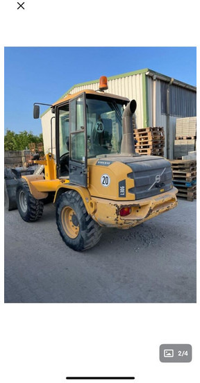 Volvo L30G - Gumikerekes homlokrakodó: 4 kép. Volvo L30G - Gumikerekes homlokrakodó: 4 kép.