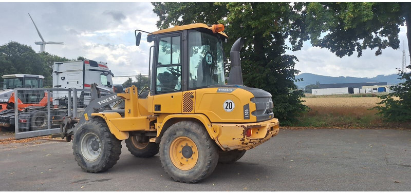 Volvo L30G - Gumikerekes homlokrakodó: 2 kép. Volvo L30G - Gumikerekes homlokrakodó: 2 kép.