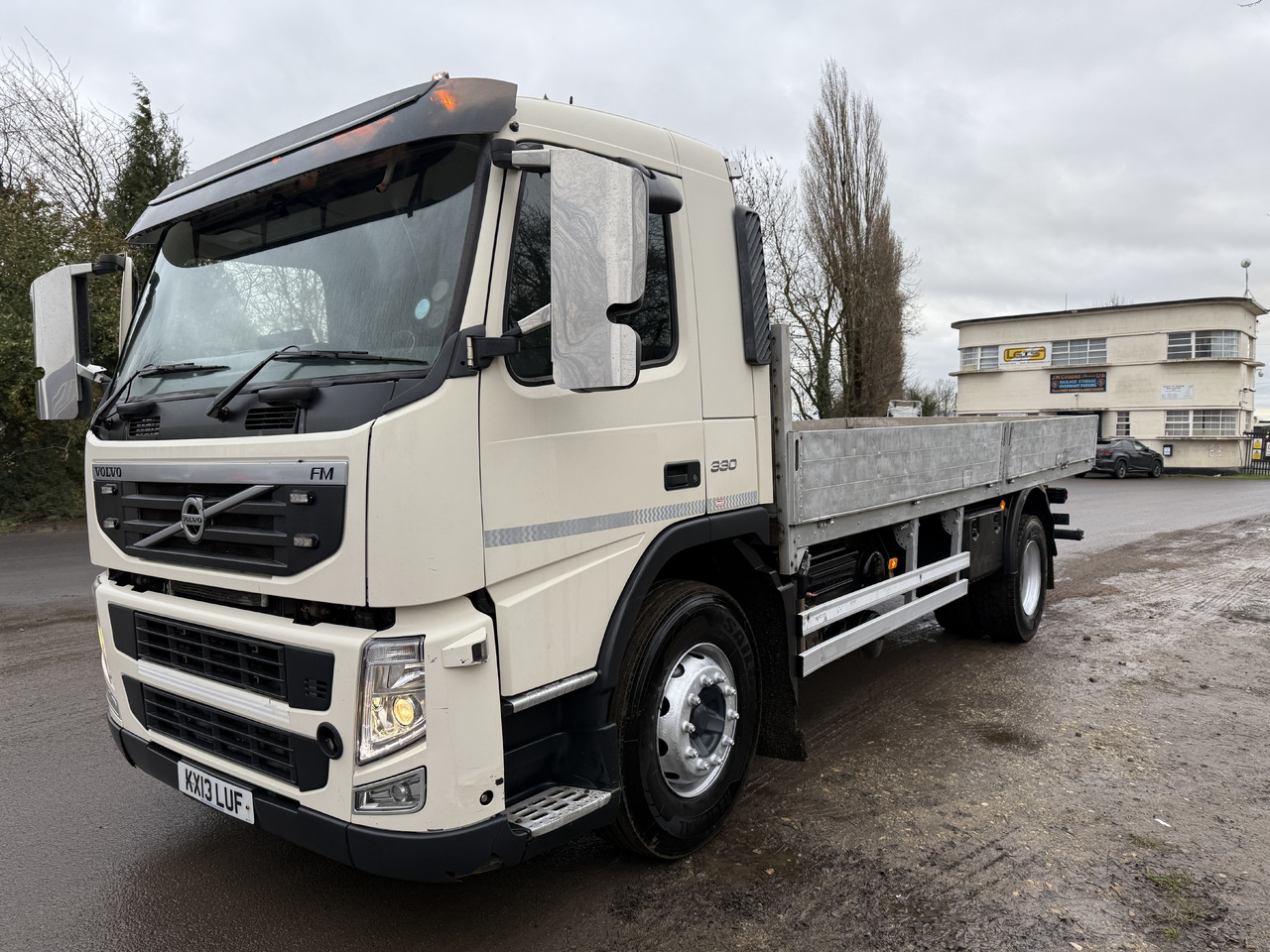 2013 Volvo FM 330 Dropside - Platós teherautó: 4 kép. 2013 Volvo FM 330 Dropside - Platós teherautó: 4 kép.