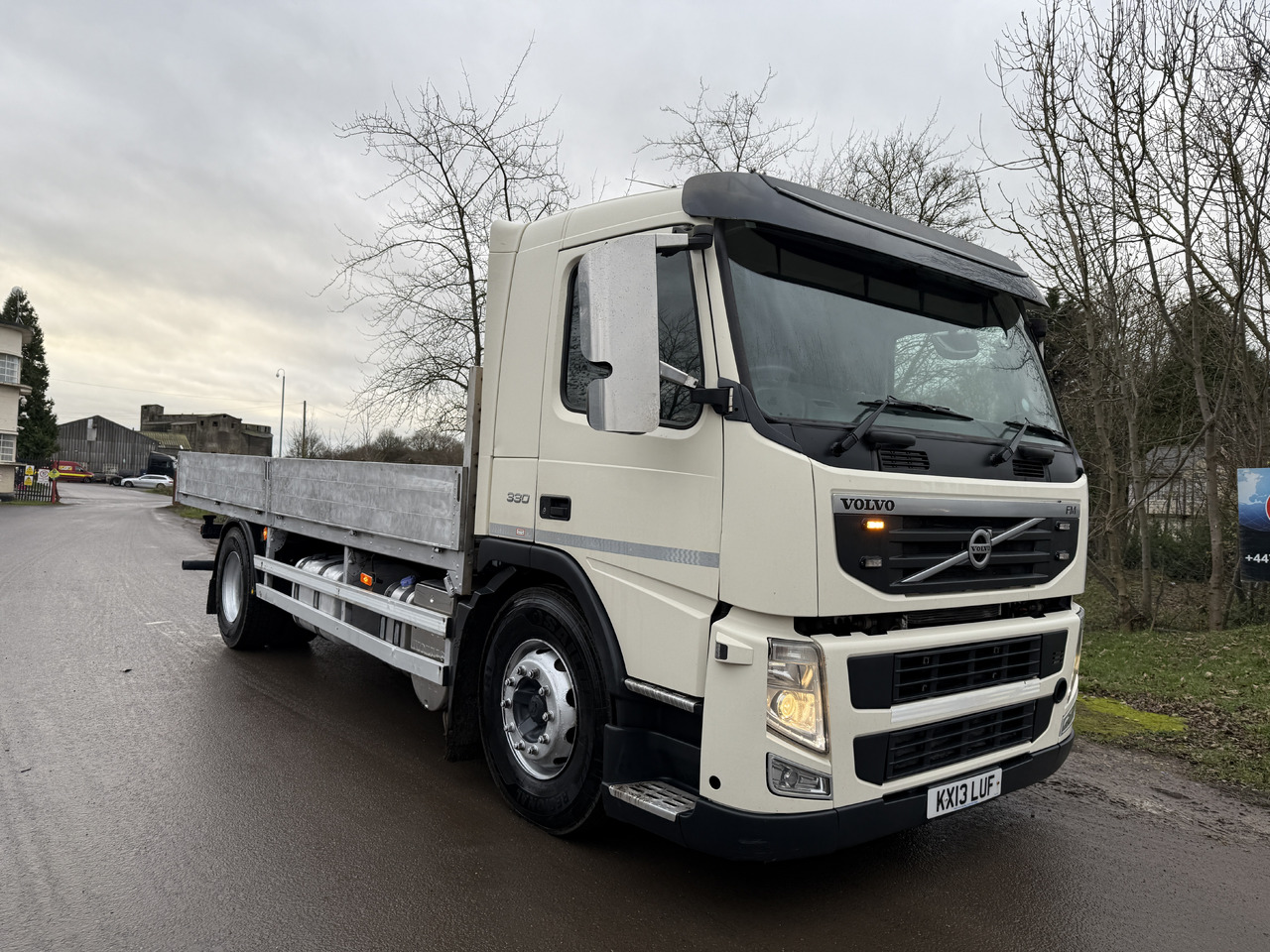 2013 Volvo FM 330 Dropside - Platós teherautó: 2 kép. 2013 Volvo FM 330 Dropside - Platós teherautó: 2 kép.