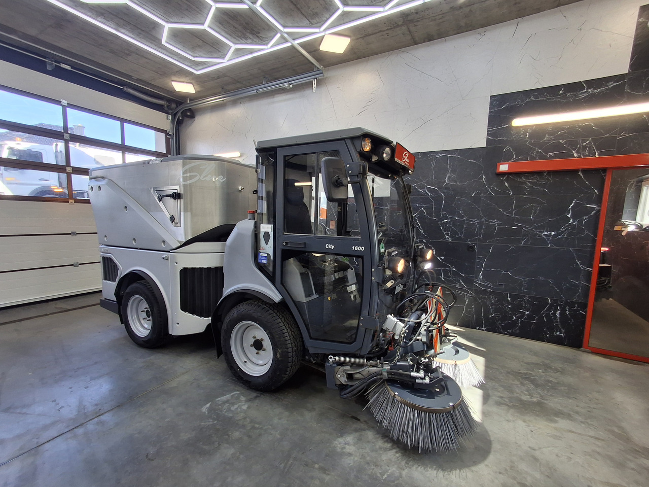 HAKO Citymaster 1600 Kehrmaschine Zamiatarka PM2.5 Euro 6 2019r - Utcaseprő gép: 4 kép. HAKO Citymaster 1600 Kehrmaschine Zamiatarka PM2.5 Euro 6 2019r - Utcaseprő gép: 4 kép.