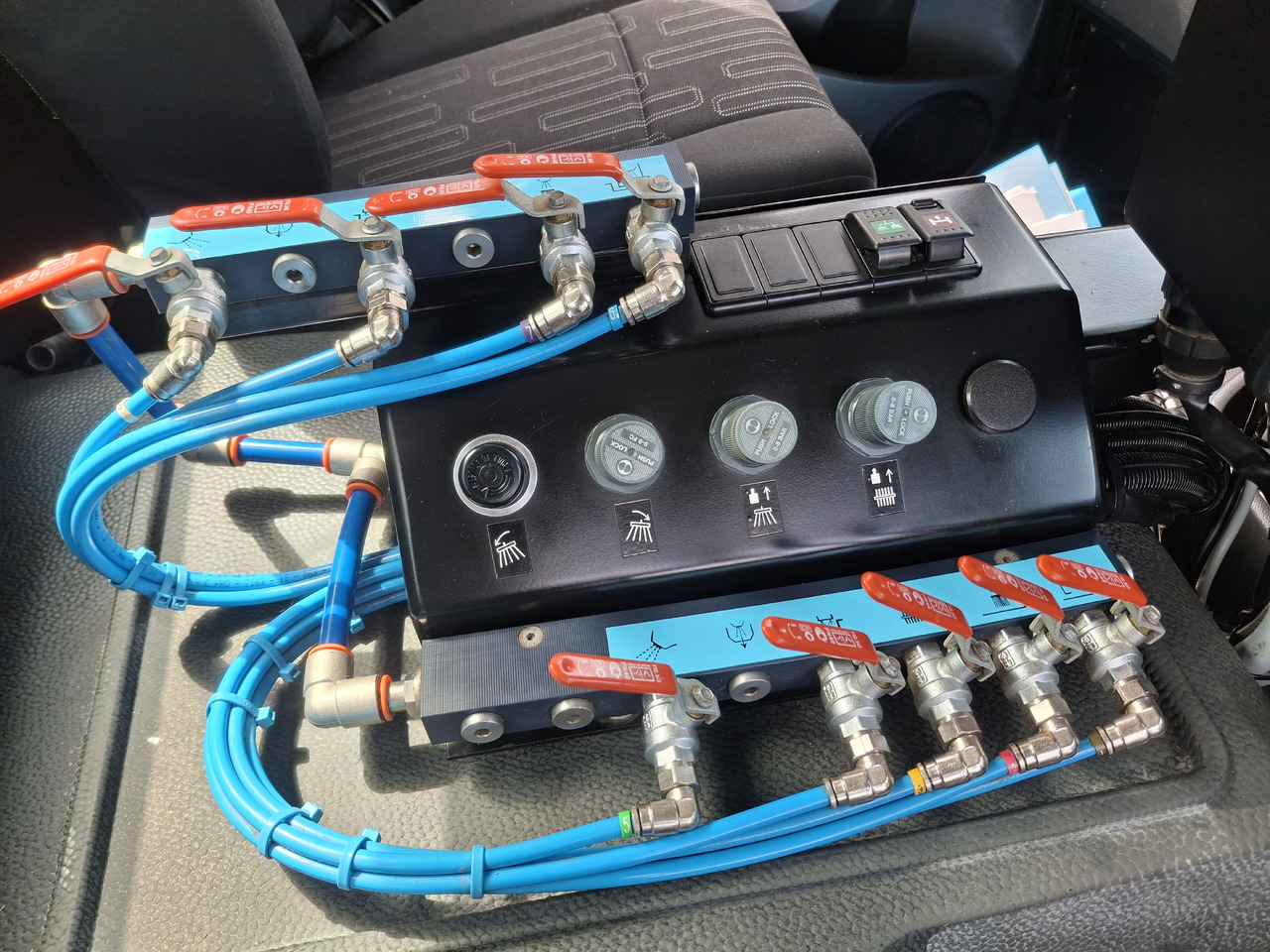 Utcaseprő gép MERCEDES-BENZ Atego 1523 Zamiatarka Kehrmaschine Schmidt SK600 Karcher 2 Motoren Euro 6 PM10 Rura Do Liści: 34 kép. Utcaseprő gép MERCEDES-BENZ Atego 1523 Zamiatarka Kehrmaschine Schmidt SK600 Karcher 2 Motoren Euro 6 PM10 Rura Do Liści: 34 kép.