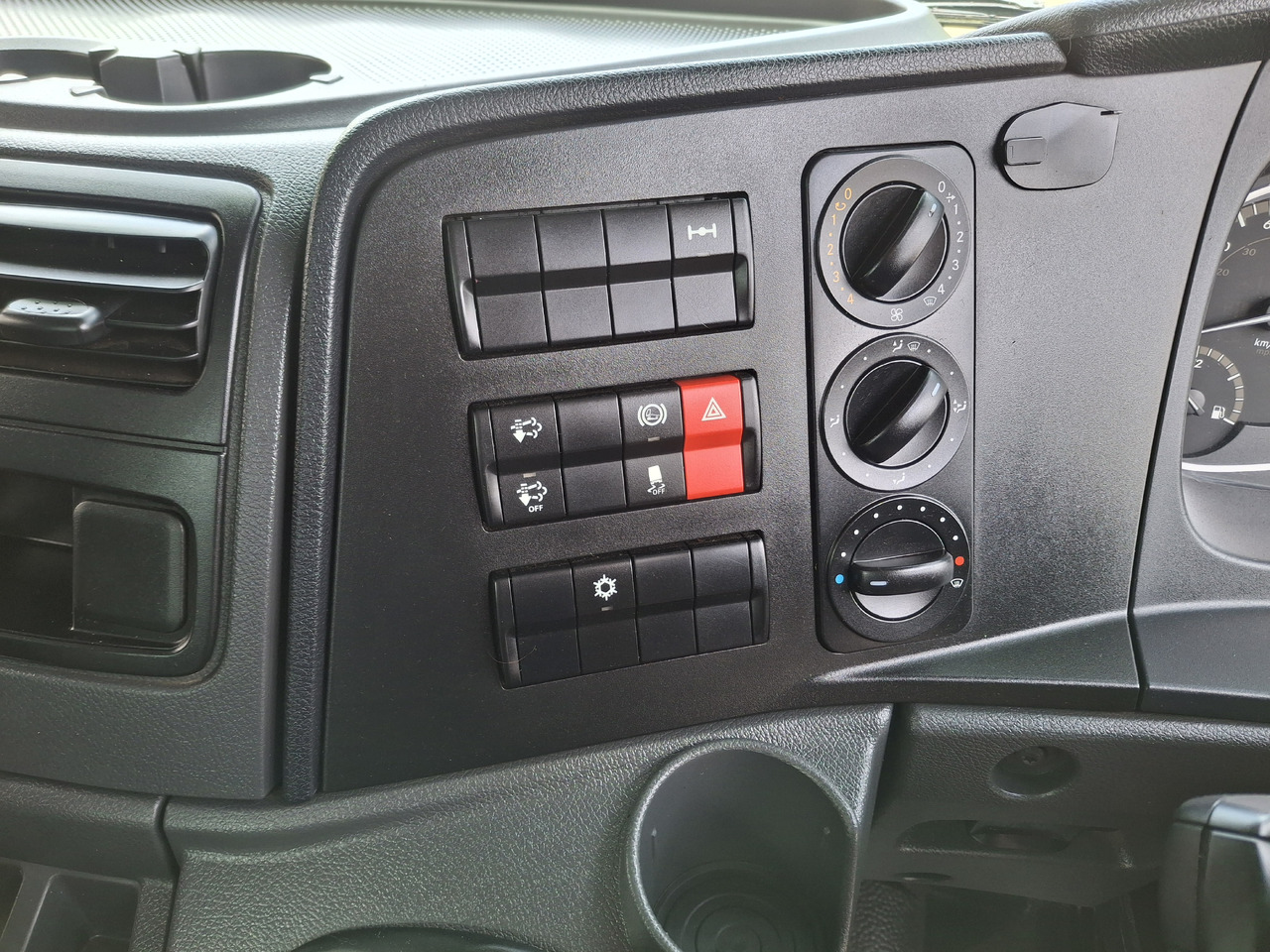 Utcaseprő gép MERCEDES-BENZ Atego 1523 Zamiatarka Kehrmaschine Schmidt SK600 Karcher 2 Motoren Euro 6 PM10 Rura Do Liści: 33 kép. Utcaseprő gép MERCEDES-BENZ Atego 1523 Zamiatarka Kehrmaschine Schmidt SK600 Karcher 2 Motoren Euro 6 PM10 Rura Do Liści: 33 kép.