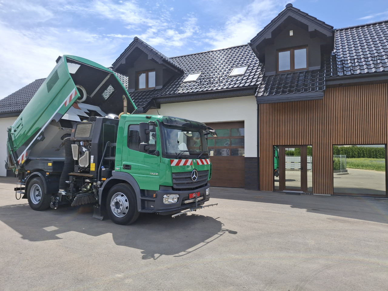 Utcaseprő gép MERCEDES-BENZ Atego 1523 Zamiatarka Kehrmaschine Schmidt SK600 Karcher 2 Motoren Euro 6 PM10 Rura Do Liści: 7 kép. Utcaseprő gép MERCEDES-BENZ Atego 1523 Zamiatarka Kehrmaschine Schmidt SK600 Karcher 2 Motoren Euro 6 PM10 Rura Do Liści: 7 kép.