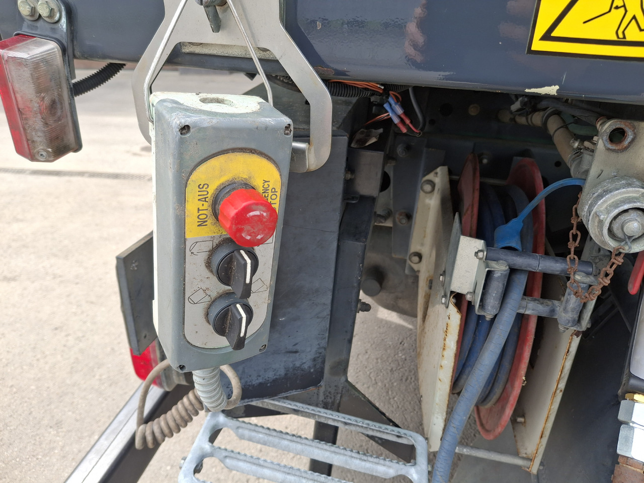 Utcaseprő gép MERCEDES-BENZ Atego 1523 Zamiatarka Kehrmaschine Schmidt SK600 Karcher 2 Motoren Euro 6 PM10 Rura Do Liści: 16 kép. Utcaseprő gép MERCEDES-BENZ Atego 1523 Zamiatarka Kehrmaschine Schmidt SK600 Karcher 2 Motoren Euro 6 PM10 Rura Do Liści: 16 kép.