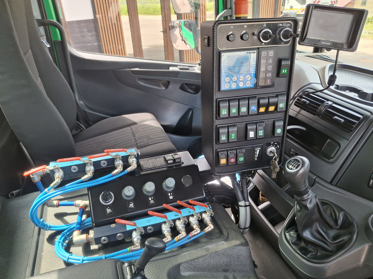 Utcaseprő gép MERCEDES-BENZ Atego 1523 Zamiatarka Kehrmaschine Schmidt SK600 Karcher 2 Motoren Euro 6 PM10 Rura Do Liści: 29 kép. Utcaseprő gép MERCEDES-BENZ Atego 1523 Zamiatarka Kehrmaschine Schmidt SK600 Karcher 2 Motoren Euro 6 PM10 Rura Do Liści: 29 kép.