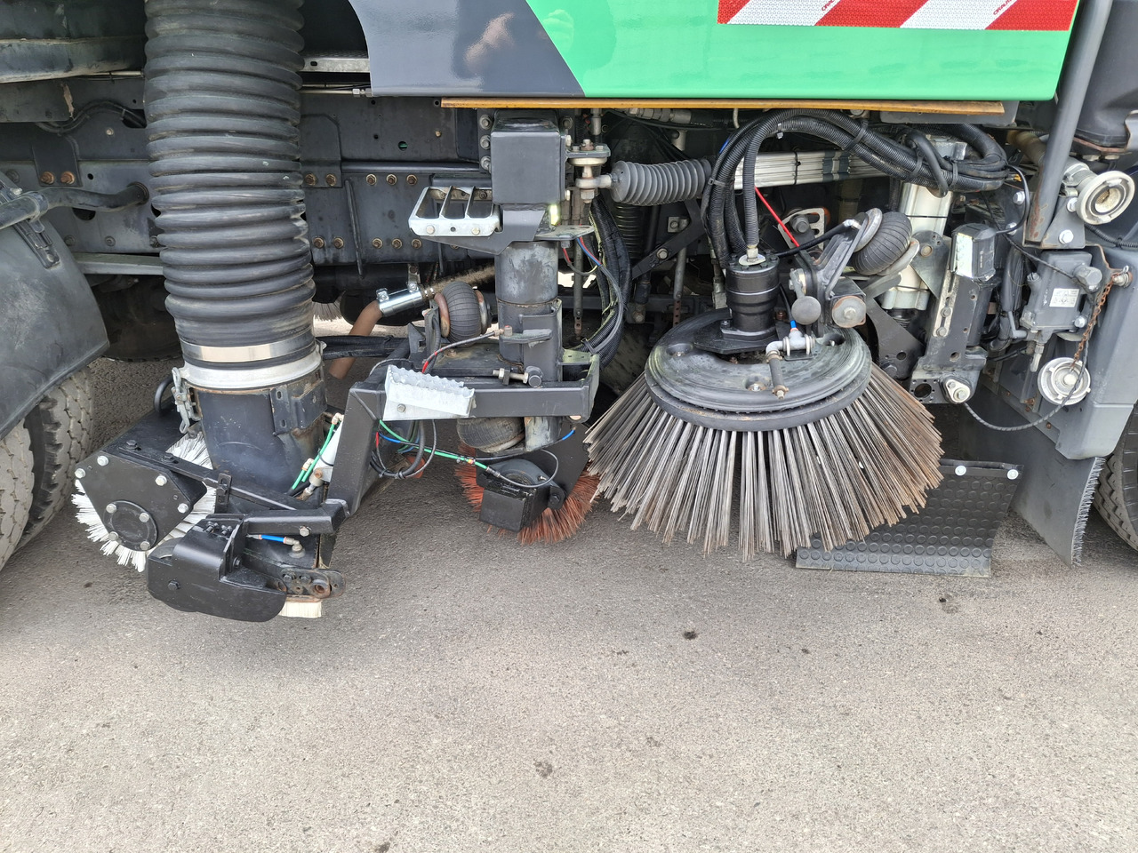 Utcaseprő gép MERCEDES-BENZ Atego 1523 Zamiatarka Kehrmaschine Schmidt SK600 Karcher 2 Motoren Euro 6 PM10 Rura Do Liści: 9 kép. Utcaseprő gép MERCEDES-BENZ Atego 1523 Zamiatarka Kehrmaschine Schmidt SK600 Karcher 2 Motoren Euro 6 PM10 Rura Do Liści: 9 kép.