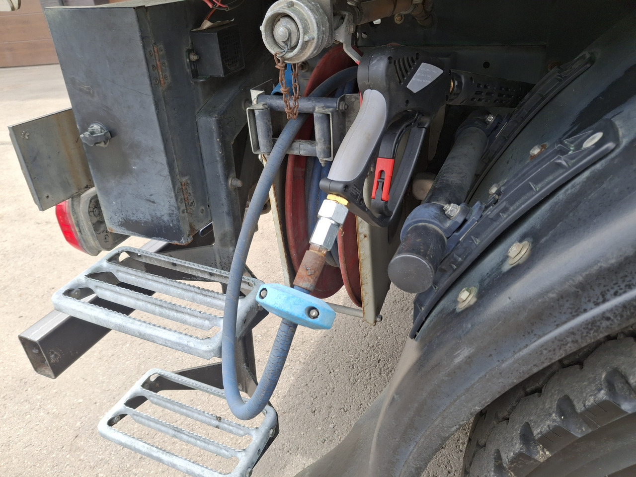 Utcaseprő gép MERCEDES-BENZ Atego 1523 Zamiatarka Kehrmaschine Schmidt SK600 Karcher 2 Motoren Euro 6 PM10 Rura Do Liści: 12 kép. Utcaseprő gép MERCEDES-BENZ Atego 1523 Zamiatarka Kehrmaschine Schmidt SK600 Karcher 2 Motoren Euro 6 PM10 Rura Do Liści: 12 kép.