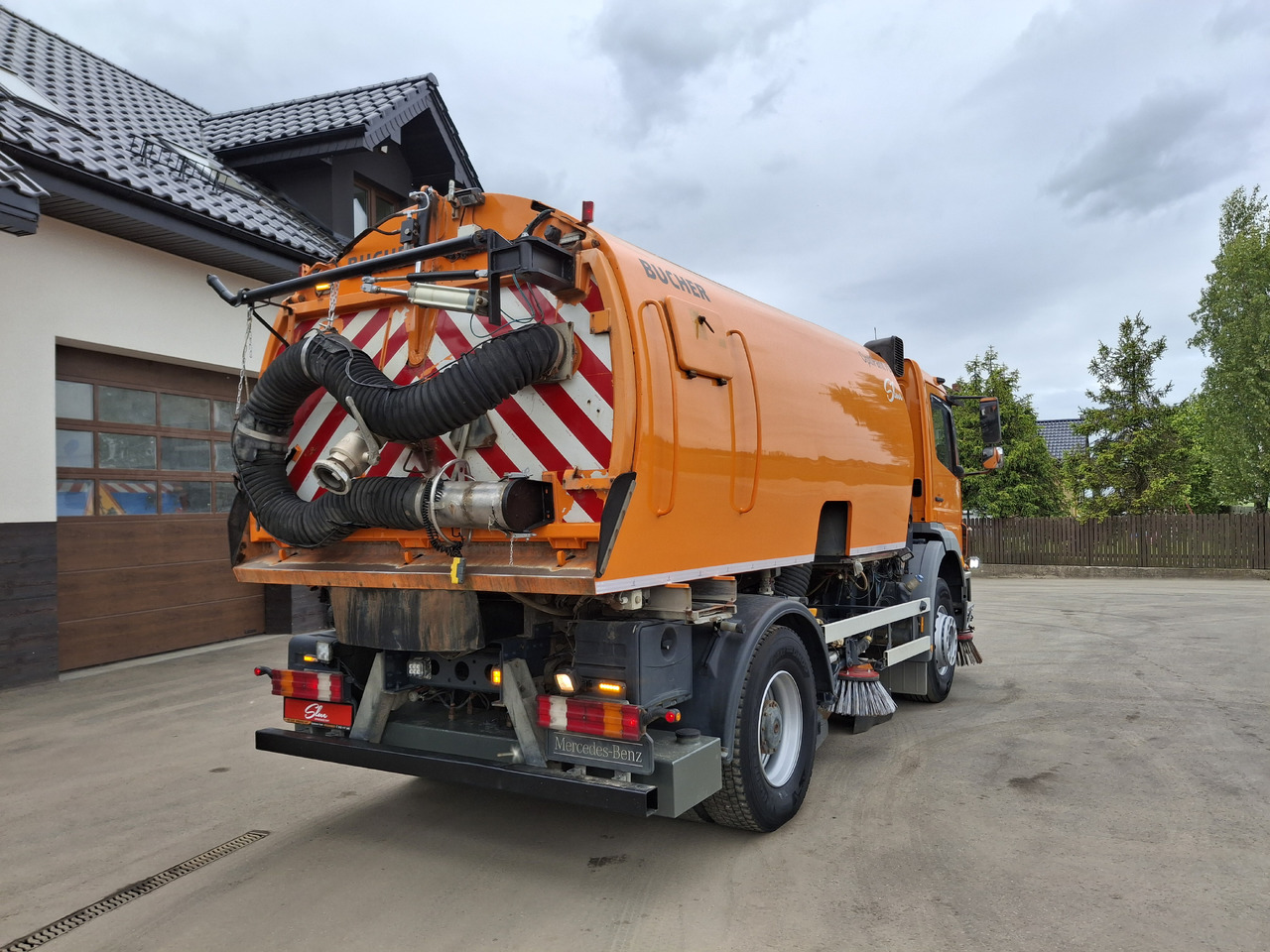 MERCEDES-BENZ Axor 1823 Zamiatarka Kehrmaschine BUCHER 2 Motoren Szczotki L/R Sweeper - Utcaseprő gép: 4 kép. MERCEDES-BENZ Axor 1823 Zamiatarka Kehrmaschine BUCHER 2 Motoren Szczotki L/R Sweeper - Utcaseprő gép: 4 kép.