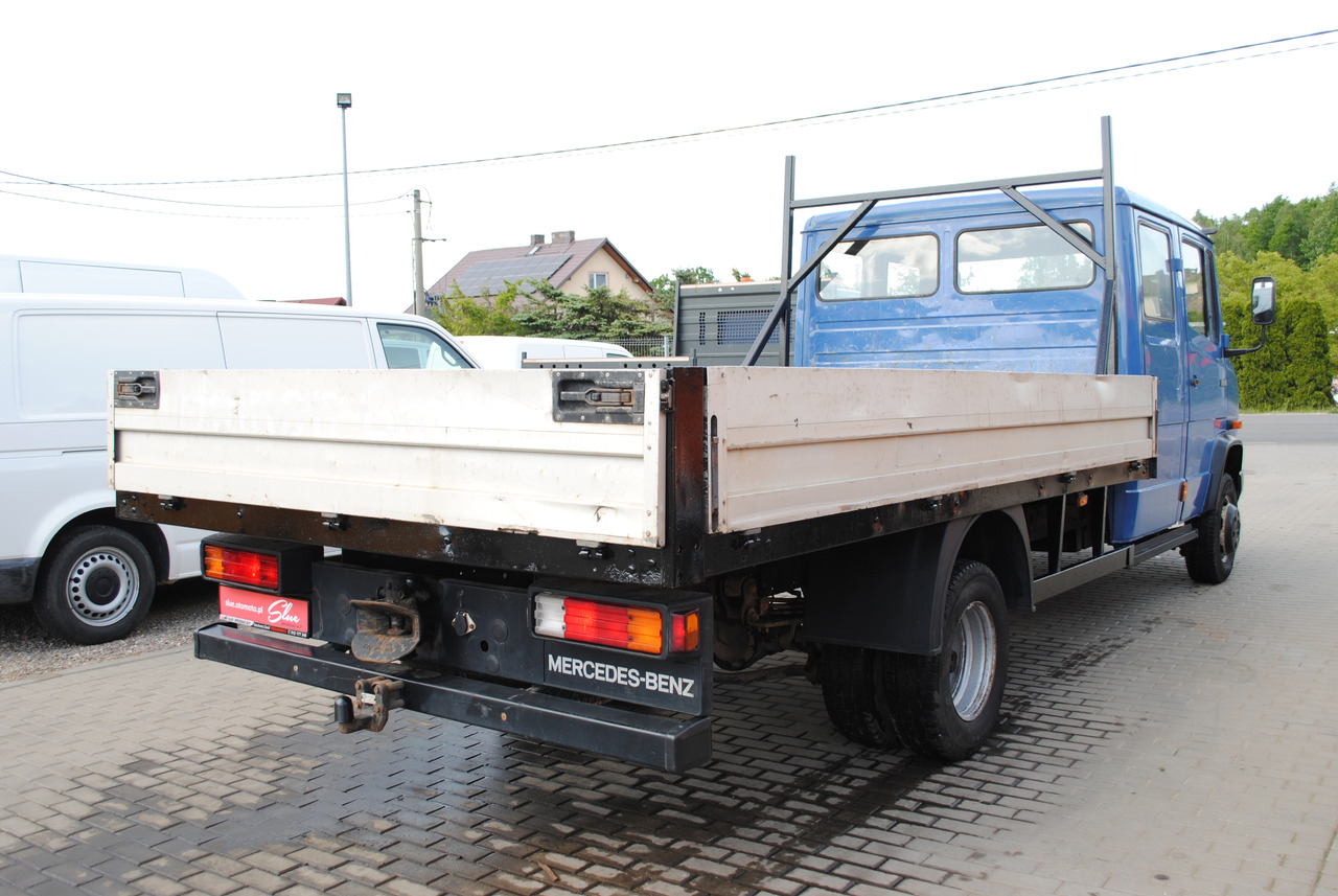 Mercedes-Benz 711D Doka Dubel Kabina Pritsche Doppelkabine - Platós teherautó: 4 kép. Mercedes-Benz 711D Doka Dubel Kabina Pritsche Doppelkabine - Platós teherautó: 4 kép.