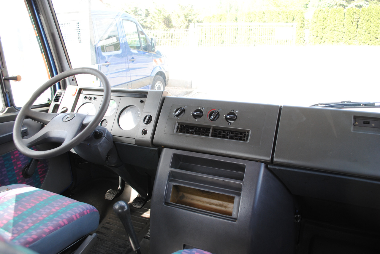 Mercedes-Benz 711D Doka Dubel Kabina Pritsche Doppelkabine - Platós teherautó: 5 kép. Mercedes-Benz 711D Doka Dubel Kabina Pritsche Doppelkabine - Platós teherautó: 5 kép.