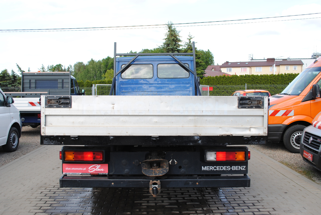 Mercedes-Benz 711D Doka Dubel Kabina Pritsche Doppelkabine - Platós teherautó: 3 kép. Mercedes-Benz 711D Doka Dubel Kabina Pritsche Doppelkabine - Platós teherautó: 3 kép.