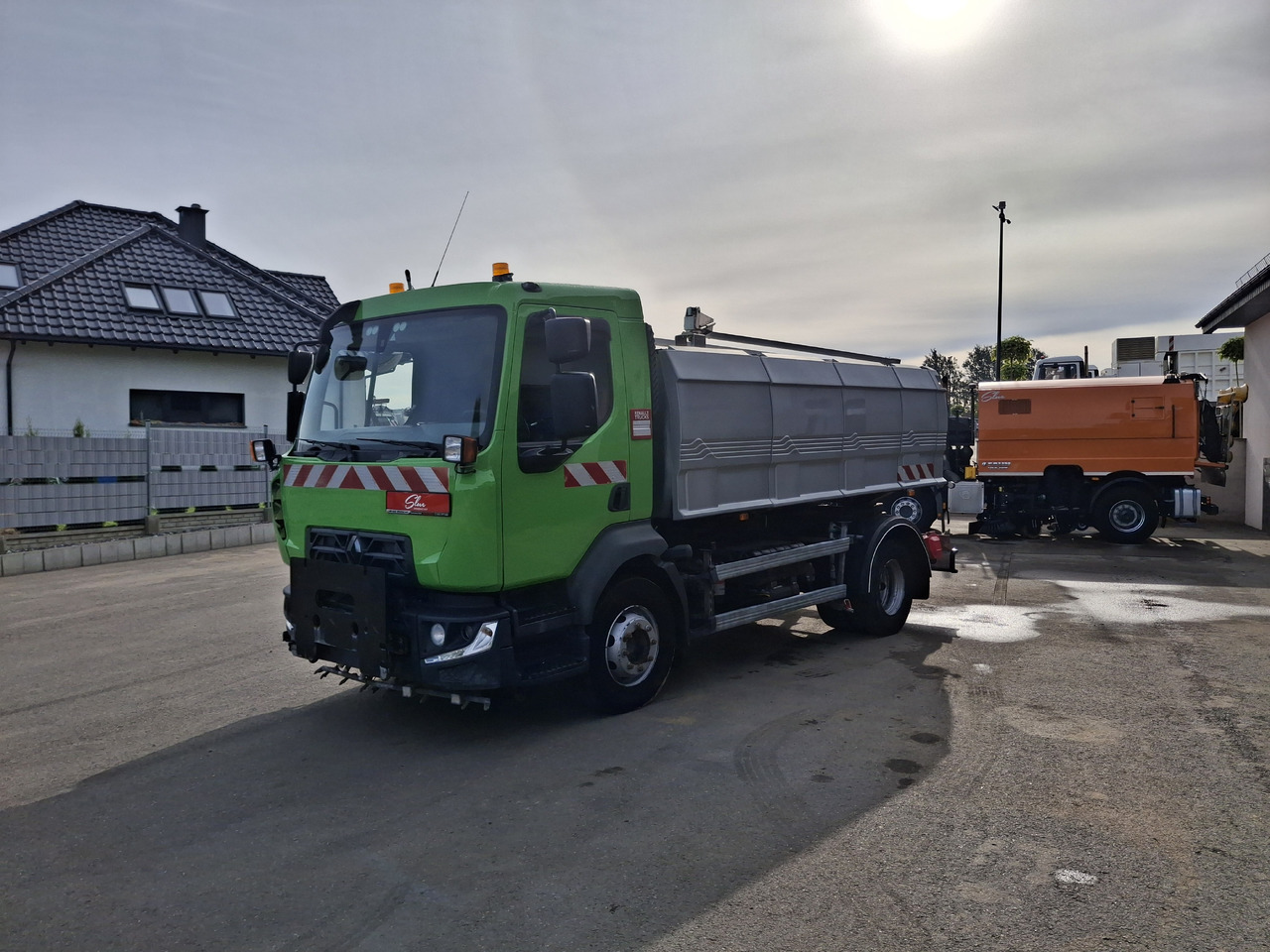 RENAULT D16 Polewaczka Karcher Straßenwaschanlage Euro 6 - Többcélú/ Speciális jármű: 3 kép. RENAULT D16 Polewaczka Karcher Straßenwaschanlage Euro 6 - Többcélú/ Speciális jármű: 3 kép.